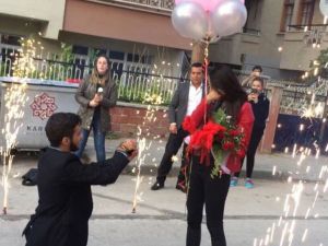 Zeybek Oynayarak Evlenme Teklifi Yaptı