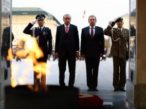 Varşova’da Meçhul Asker Anıtı’nı Ziyaret Etti