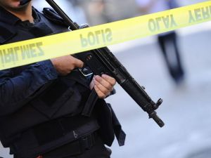 Sitenin Bahçesinde El Bombası Bulundu