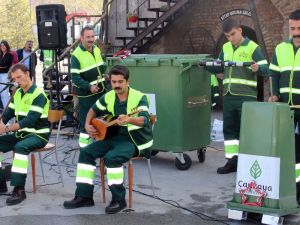 Temizlik İşçileri Çöpten Müzik Çıkardı
