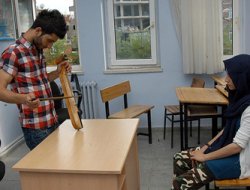 Kemençe çalarak cezasını çekiyor