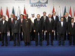 D-8 Zirvesinde Aile Fotoğrafı