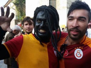 Gomis Çılgınlığı Sürüyor