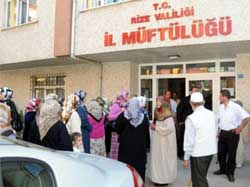 Köylüler Rize Müftülüğü'nü bastı