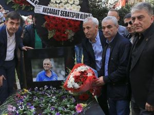 Kadir Özcan Mezari Başında Anıldı