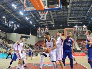 Çekişmeli Geçen Karşılaşmanın Galibi Anadolu Efes
