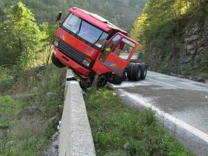 Artvin’de Virajı Alamayan Tır Yol Kenarındaki Bariyer Duvarına Çıktı
