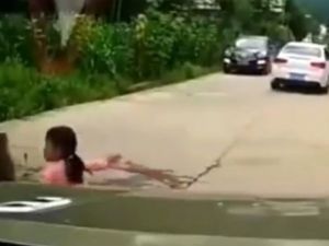 Küçük Kızın Ölümden Döndüğü Anlar Kamerada