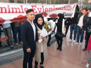 Taksim Meydanı’nda Pankartlı, Müzikli Evlenme Teklifi
