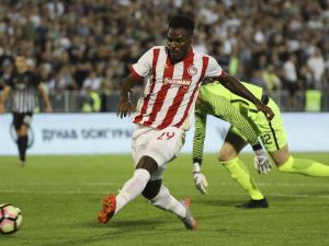 Emenike, Olympiakos’ta Parlıyor