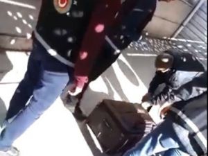 Sarp Sınır Kapısı’nda Valizden Çocuk Çıktı