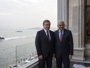 Özbekistan Cumhurbaşkanı İle Hatıra Fotoğrafı Çektirdi