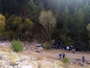 Meyve Yüklü Tır Dereye Yuvarlandı: 1 Ölü, 1 Yaralı