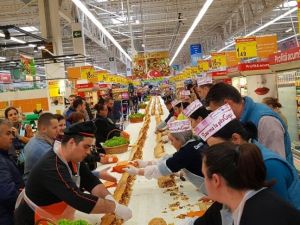 100 Metrelik Dönerli Sandviçle Cumhuriyet Bayramı Kutlaması