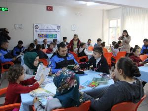 Polisler Ve İşitme Engelli Öğrenciler Birlikte Kitap Okudu