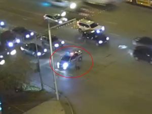Yoğun Trafikteki Yaşlı Adamın İmdadına Polis Yetişti