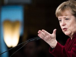 Merkel İki Yüzlülüğe Devam Ediyor
