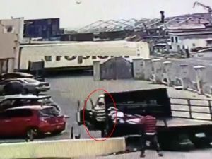 El Freni Çekilmeyen Kamyonet Bir Anda Hareket Etti