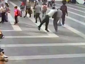 Sebepsiz Yere Tanımadığı Şahsa Aldırdı
