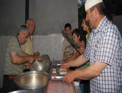 Bu köyde tüm halk birlikte iftar yapıyor