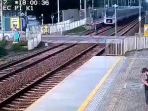 Trenin Çarptığı Genç Kız Metrelerce Uçtu
