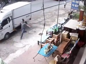 El Freni Çekilmeyen Kamyonet Korkuttu