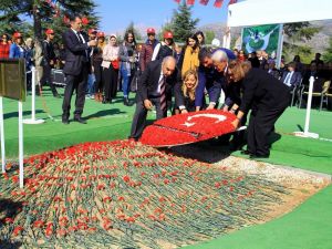 Demirel Doğum Gününde Anıldı