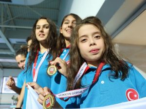 Görme Engelli 3 Kardeş Yüzerek Hayata Tutunuyor