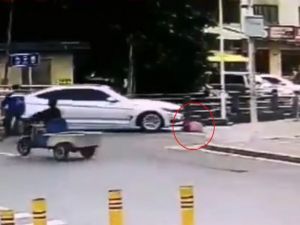 Otomobilin Altında Can Verdi