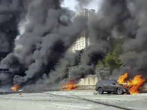 Yola Saçılan Petrol Varilleri 9 Aracı Yaktı