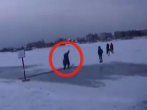 Buz Kırıldı Kadın Suya Gömüldü: O Anlar Kamerada