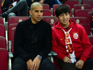 Feghouli İle N’diaye Tribünde
