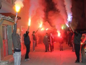 Down Sendromlu Gence Düğün Gibi Doğum Günü