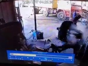 Sakarya’da Bakımını Yaptığı Lastik Bomba Gibi Patladı