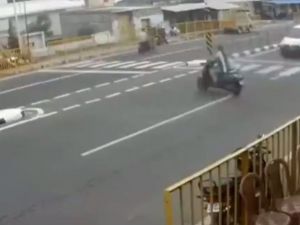 Kadın Sürücü Metrelerce Uçtu