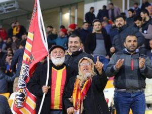 Tribünlerin En Yaşlı Çifti