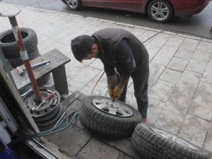 Kar Lastikçilerin Yüzünü Güldürdü