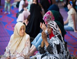 Avrupa'da Ramazan'ı hem yaşıyor hem yaşatıyorlar