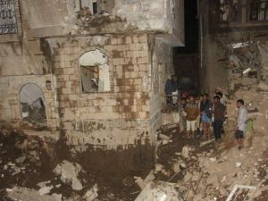 Suudi Uçakları, Sana’da Savunma Bakanlığını Bombaladı