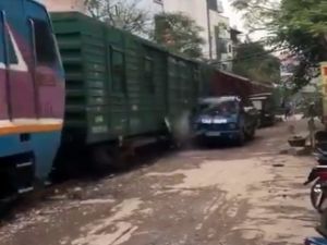 Tren Kamyoneti Parçaladı