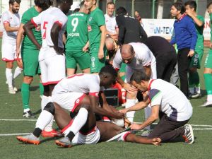 Çarpışan Futbolcular Hastanelik Oldu