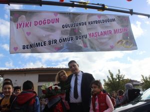 Öğretmene Okul Önünde Vinçli Evlilik Teklifi