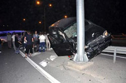 Minibüs Elektrik Direğine Çarptı: 9 Yaralı