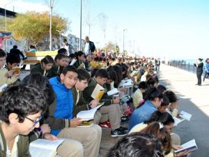 Hem Kitap Okudular Hem Deniz Havası Aldılar