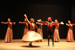 Acara Devlet Halk Dansları Topluluğu ve Devlet Korosu RTEÜ'de Gösteri Düzenledi