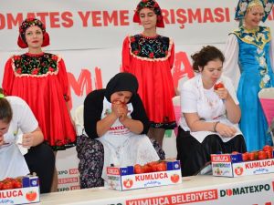 Rus Ve Türk Kadınlar Domates Yeme Yarışı Yaptı