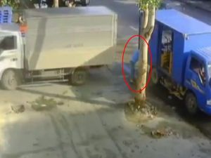 İki Kamyonet Arasında Böyle Sıkıştı