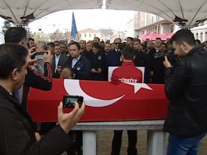 Ezeli Rakibi Naim Süleymanoğlu’nun Tabutunu Öptü