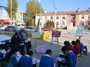Taburelere Oturdular, Başkanla Kitap Okudular