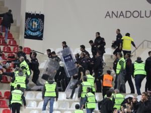 Eskişehir Basket-f.bahçe Doğuş Maçı Öncesi Gergin Anlar
